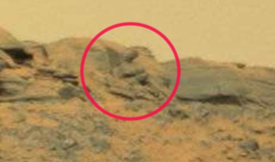 ¿Estatua femenina en Marte?